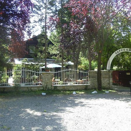 Garden Etterem Kavezo Es Panzio Tahitófalu Exterior foto
