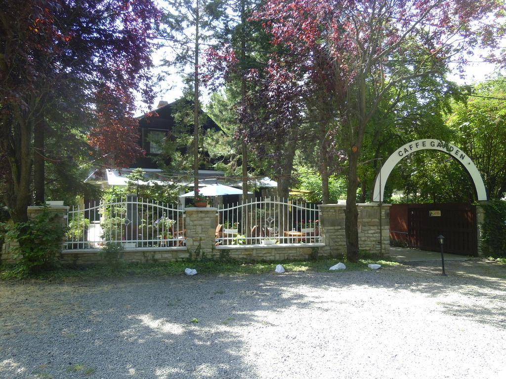 Garden Etterem Kavezo Es Panzio Tahitófalu Exterior foto